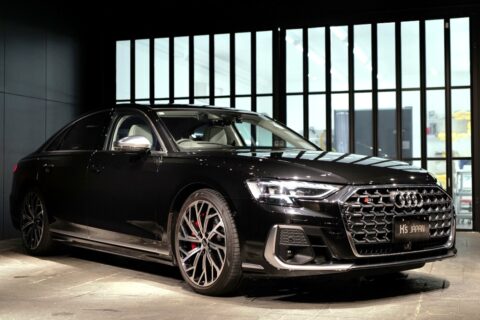 神戸　高価買取　アウディS8 4WD