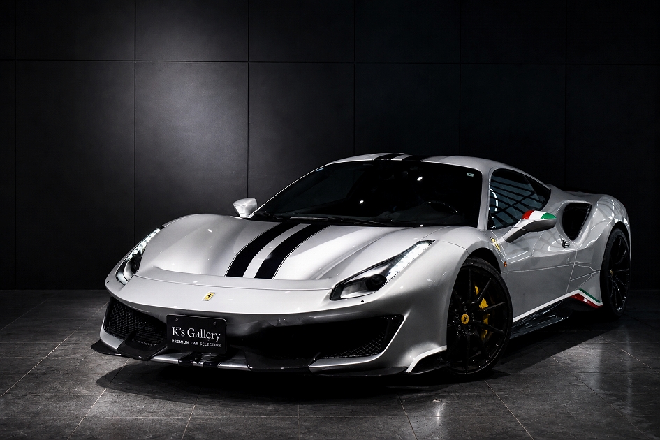 限定車・特別仕様車の一例:シルバーのフェラーリ